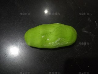 9、花样馒头——粽子馒头,剩余的白面色面团分出5克待用。其余的加入菠菜粉，和一点点食用色素揉成绿色面团。因为同样的馒头我之前做过一次，只用了菠菜粉，蒸熟有点褪色，感觉绿色看起来太浅了。所以这次我除了加菠菜粉，还用牙签蘸取了一丢丢叶绿色食用色素一起揉进去。介意色素的亲可以不加，只加菠菜粉。