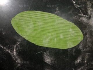 12、花样馒头——粽子馒头,取10克面团，做成一片大的粽叶。