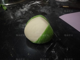 13、花样馒头——粽子馒头,如图粘在白色面团上。