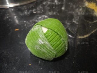 14、花样馒头——粽子馒头,再做三片绿叶。每片8克。这次做一个粽叶全包裹的粽子。