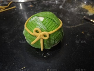 16、花样馒头——粽子馒头,给全包裹的这个粽子粘上。看起来像绳子。