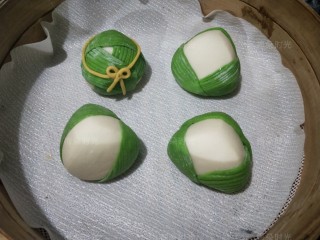 17、花样馒头——粽子馒头,依次做好四个粽子馒头。开始发酵。发酵时间不能固定说多久。因为卡馒头造型时候面团也在发酵，每个人手速也不一样。所以最后看馒头状态。看起来圆鼓鼓的，饱满了。手指轻按回弹就是发酵好了。