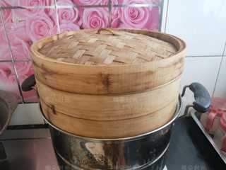 18、花样馒头——粽子馒头,开水上锅，蒸十分钟。嫩焖一分钟，出锅。