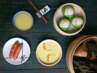 22、花样馒头——粽子馒头,我搭配了水蒸蛋，玉米糊糊，烤肠，还有真的糯米粽子做早餐。