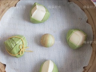 23、花样馒头——粽子馒头,这是第一次做的只加了少量菠菜粉，也没有包馅。