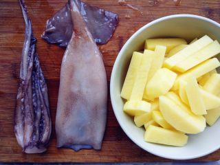 1、香辣鱿鱼烤土豆泥,鱿鱼洗净备用。土豆洗净去皮，切条