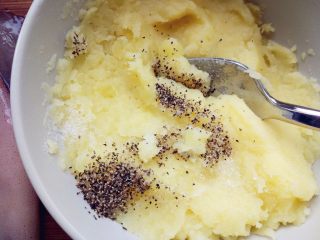 3、香辣鱿鱼烤土豆泥,加入盐和黑胡椒粉碾成泥