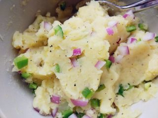 4、香辣鱿鱼烤土豆泥,加入切碎的青椒丁和洋葱丁，拌匀。也可以将青椒丁和洋葱丁用少许油炒一下断生。我个人更喜欢吃爽脆的口感，所以用的生的