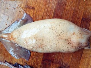 5、香辣鱿鱼烤土豆泥, 塞入鱿鱼筒内，内部塞紧，到八九成满。鱿鱼熟了之后会稍有收缩，把土豆泥向外挤，如果塞得太满，会溢出来了