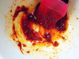 6、香辣鱿鱼烤土豆泥,韩式辣酱加少许油和孜然粉，调成能涂开的粘稠度