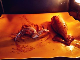 7、香辣鱿鱼烤土豆泥,用牙签封好口，刷好上一步的辣酱，入预热好的烤箱中层，上下火180度烤8分钟左右，再翻面补刷辣酱，挪到上层烤3-5分钟