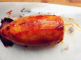 8、香辣鱿鱼烤土豆泥,取出稍晾凉，放在油纸上，用锋利的刀切厚片即可