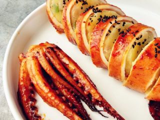 9、香辣鱿鱼烤土豆泥,鱿鱼的皮可以提前剥去，也可以不剥，直接烤出来颜色更漂亮一些