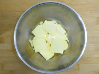 1、酥香玛格丽特饼干 减糖版才更适合宝宝口味,提前将黄油切成小块，放于温暖处自然软化，不要用微波炉加热的方式加速软化，微博过头都成液体了。