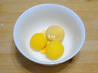 3、酥香玛格丽特饼干 减糖版才更适合宝宝口味,鸡蛋煮熟后取出蛋黄，柴鸡蛋比较小，三个蛋黄才45克。