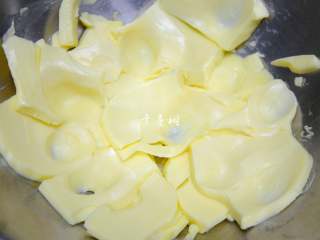 8、酥香玛格丽特饼干 减糖版才更适合宝宝口味,这个时候黄油已经软化到用手指轻轻压上去就能压出痕迹的程度了，这就可以开始制作了。