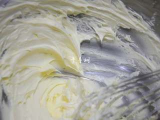 10、酥香玛格丽特饼干 减糖版才更适合宝宝口味,在打发的过程中感觉会越来越顺滑，直到黄油搅打到细腻光滑，颜色稍微变浅，并且略微蓬松的状态就可以了。