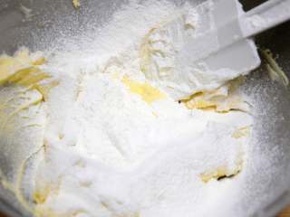 13、酥香玛格丽特饼干 减糖版才更适合宝宝口味,把过筛后的粉类再次筛入到黄油蛋黄糊中。