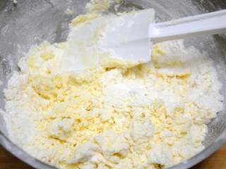 14、酥香玛格丽特饼干 减糖版才更适合宝宝口味,先用刮刀抹几下，成絮状后再下手抓。