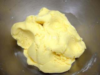 15、酥香玛格丽特饼干 减糖版才更适合宝宝口味,很快就能抓成团，成团就可以了，不需要过度的揉，面团能成团但是稍微偏干一点是比较合适的状态。