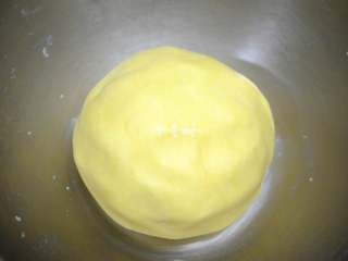 16、酥香玛格丽特饼干 减糖版才更适合宝宝口味,把成团后的面团用保鲜膜包裹起来放置一边静置10分钟，如果是天气热的时候可以进冰箱冷藏30-60分钟，目的是为了让面团稍硬一些，在后边用指头压的时候能够出现漂亮的裂纹；天气冷的时候不必进冰箱冷藏了。这个时候可以开烤箱160度预热。