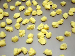 17、酥香玛格丽特饼干 减糖版才更适合宝宝口味,分成小剂子，每个5克，这个大小比较合适。