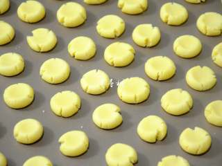 19、酥香玛格丽特饼干 减糖版才更适合宝宝口味,压完之后送入预热好的烤箱，定时15分钟。