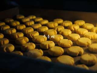 20、酥香玛格丽特饼干 减糖版才更适合宝宝口味,工具简单、材料简单、操作简单、外观简单味道却是香酥可口的的玛格丽特饼干做好了！