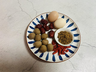 1、桂圆鸡蛋汤,准备好食材