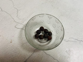 2、桂圆鸡蛋汤,桂圆去壳清洗一下