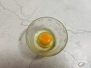 5、桂圆鸡蛋汤,鸡蛋打入碗中备用