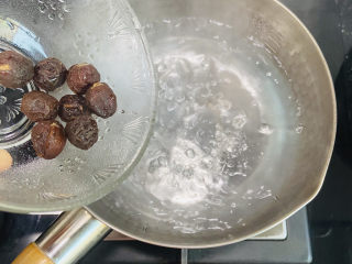 6、桂圆鸡蛋汤,锅中加入300ml饮用水大火烧开放入桂圆