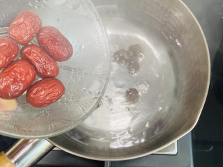 7、桂圆鸡蛋汤,放入红枣