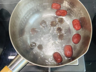 8、桂圆鸡蛋汤,煮十分钟