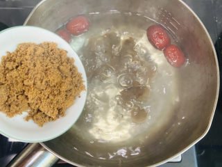 9、桂圆鸡蛋汤,放入红糖