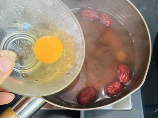 10、桂圆鸡蛋汤,转小火放入鸡蛋焖煮五分钟
