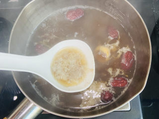 11、桂圆鸡蛋汤,撇去浮末