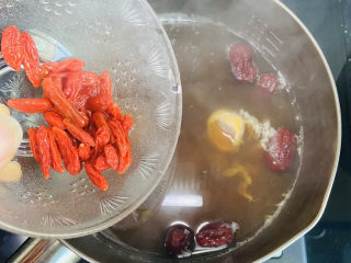 12、桂圆鸡蛋汤,放入枸杞焖两分钟