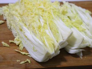 1、韩式五花肉拌饭,娃娃菜洗净,切长段。