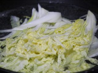 2、韩式五花肉拌饭,锅中倒入适量水,水开后放入娃娃菜,焯水到娃娃菜断生捞起备用。