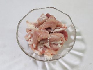 3、韩式五花肉拌饭,五花肉洗净切片,放料酒腌10分钟。