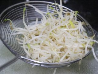 4、韩式五花肉拌饭,豆芽洗净,焯水断生后捞起备用。