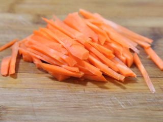 5、韩式五花肉拌饭,胡萝卜切丝。