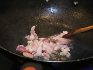 7、韩式五花肉拌饭,另起一个锅,放入油,五花肉进行翻炒。