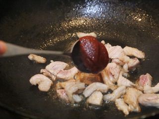 8、韩式五花肉拌饭,加入2勺韩式辣酱搅拌均匀。