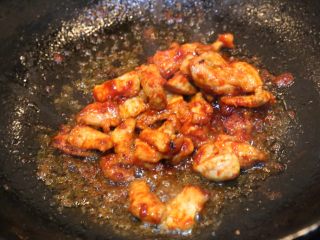 9、韩式五花肉拌饭,炒至肉熟变色即可。