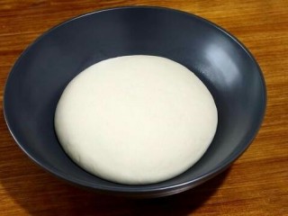 9、香甜红糖锅盔,这时的面团醒好了。