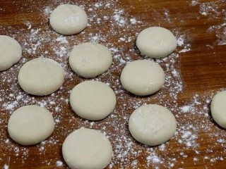 16、香甜红糖锅盔,把所有面团都包好。