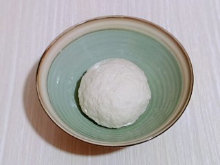 4、披萨新吃法～奥尔良鸡丁披萨,再揉成面团，盖上保鲜膜进行发酵。