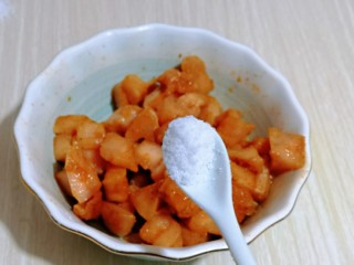 9、披萨新吃法～奥尔良鸡丁披萨,按个人口味加入盐。